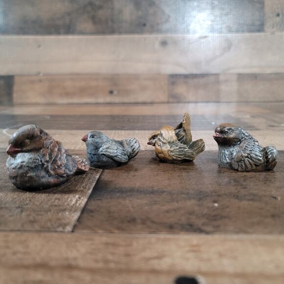 Vintage Birds A Set Of 4 Resin Birds The Tallest is approx.1.5" Tall - Picture 8 of 8